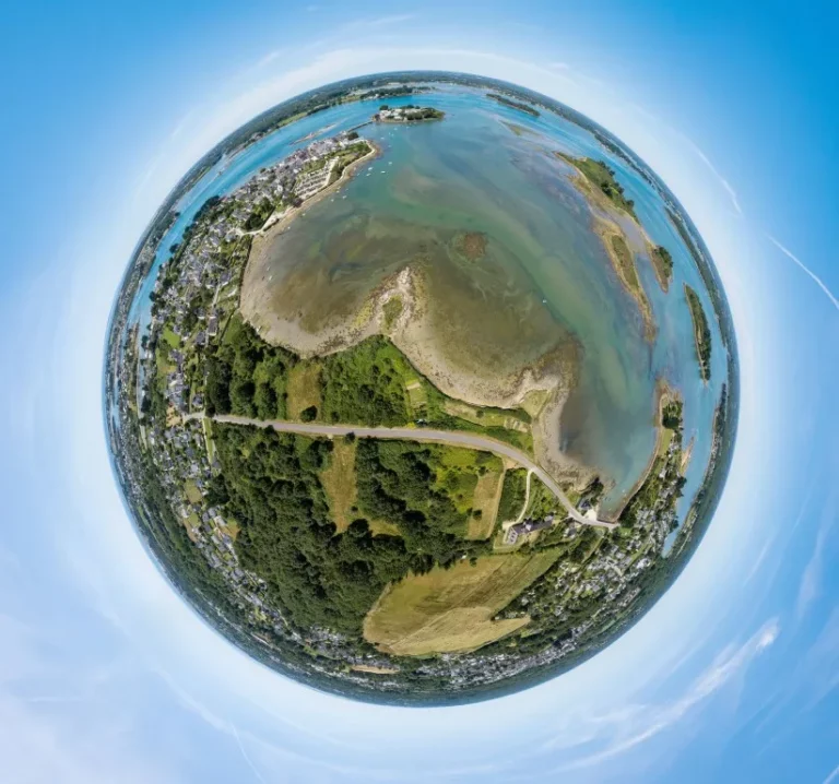 Un exemple de panorama 360° sous forme de "miniplanete" - Prise de vue drône. Projection stéreographique - Saint Cado (56) - France