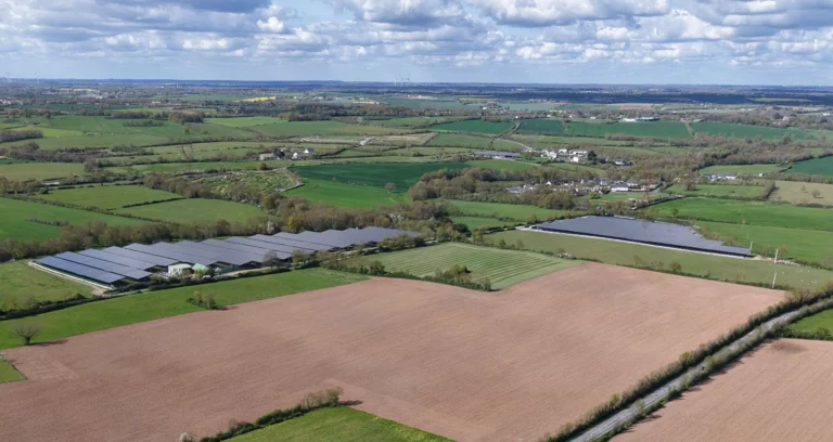 Parc photovoltaïque , prise de vue par drone ©ArcTan°