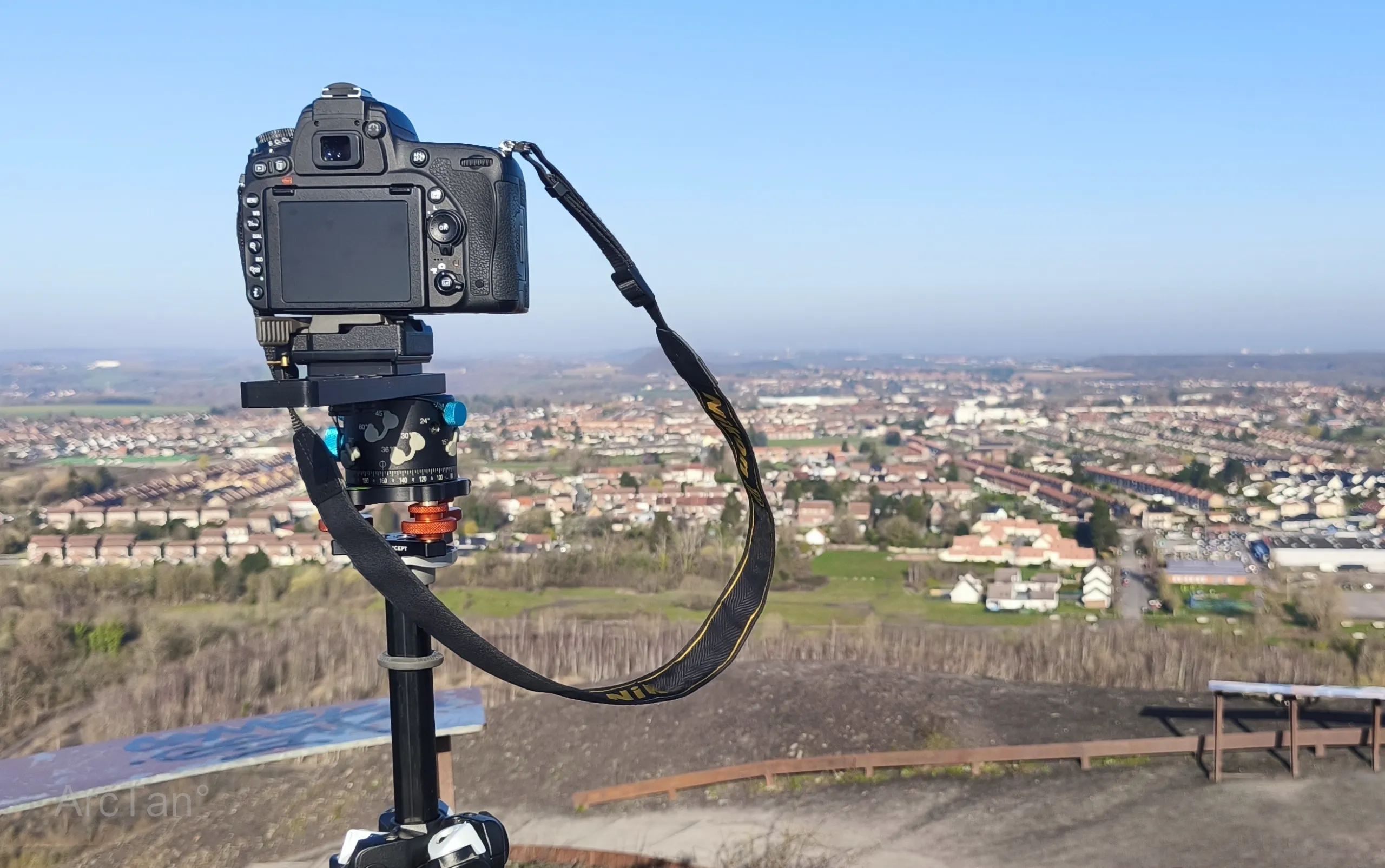 Appareil photo sur trépied avec tête panoramique